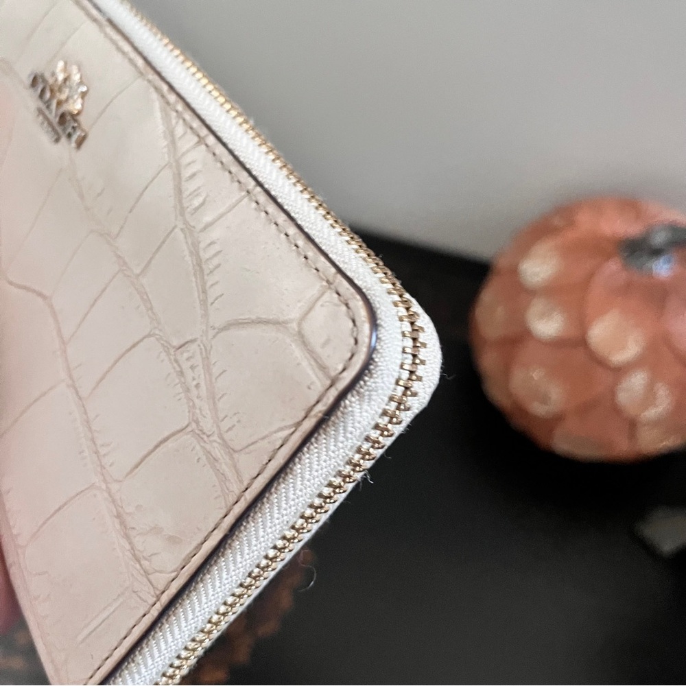Coach Ivory Croc Embossed Long Wallet with Lavender Interior. 🤍💜EUC Rare - Picture 7 of 7